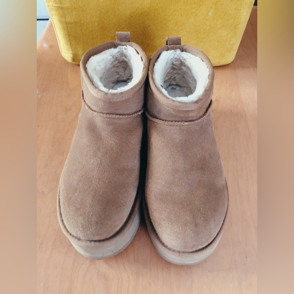 UGG Women's Classic Ultra Mini Platform Chestnut Boots Size 8 (barely worn!)